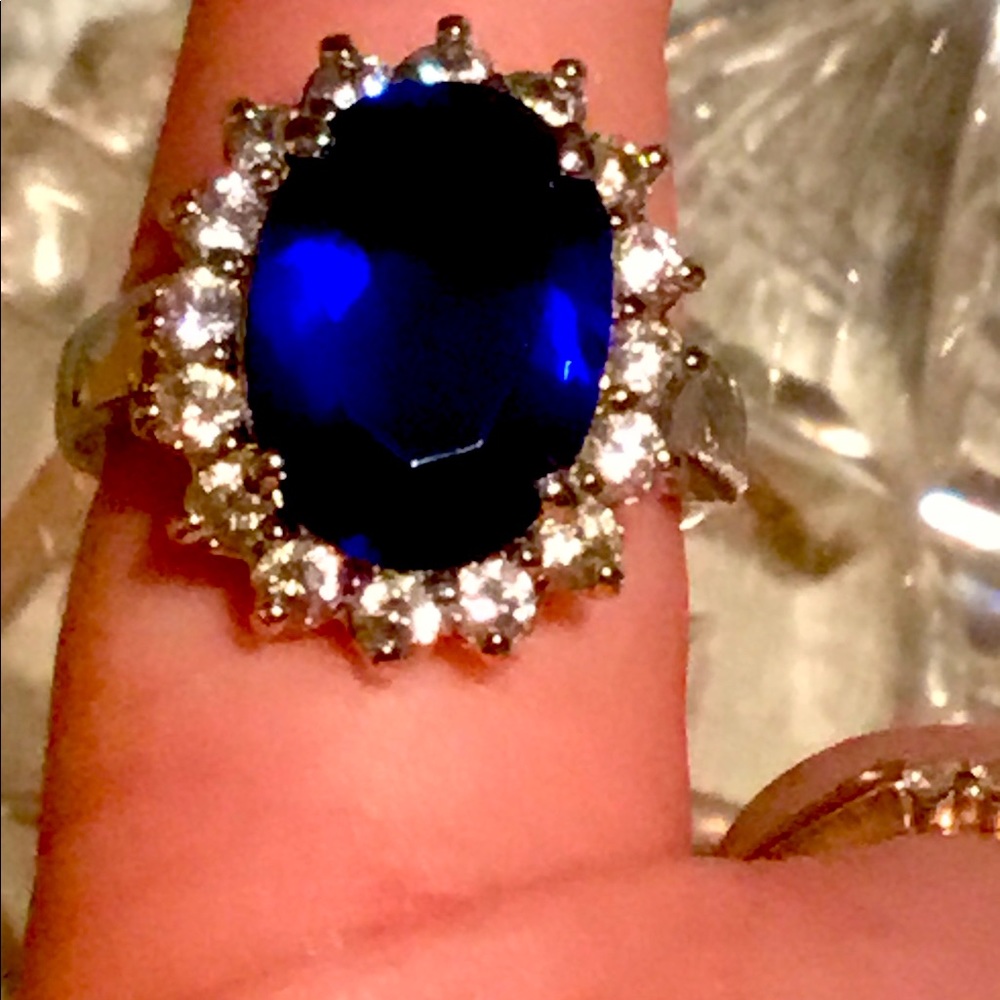 Gorgeous blue sapphire ring with precious stones. Lady Dianna’s favorite 🎁🛳.